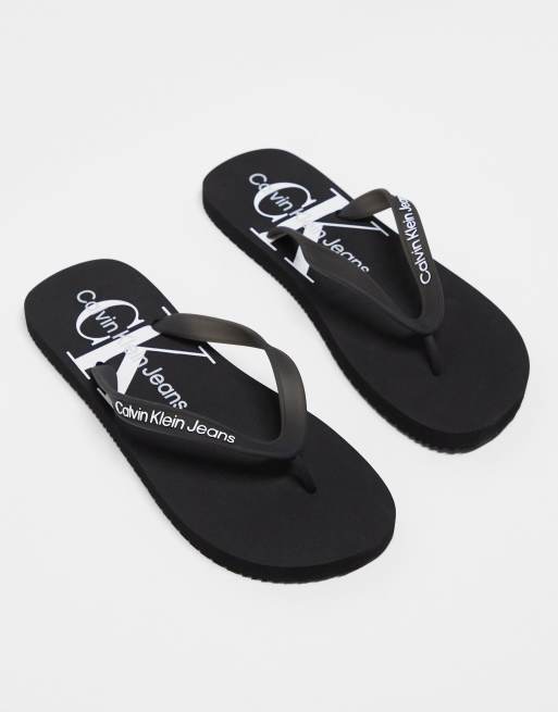 Calvin Klein Jeans - Sorte strand-sandaler med monokromt logoprint
