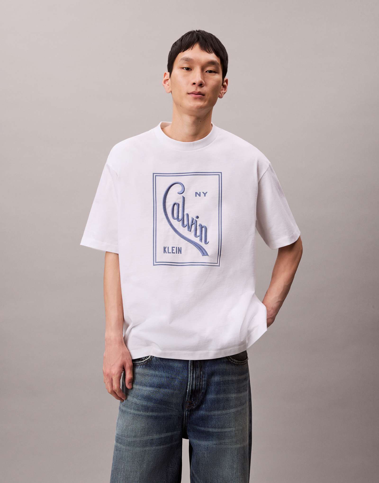 Бело-синяя футболка с фирменным рисунком Calvin Klein Jeans