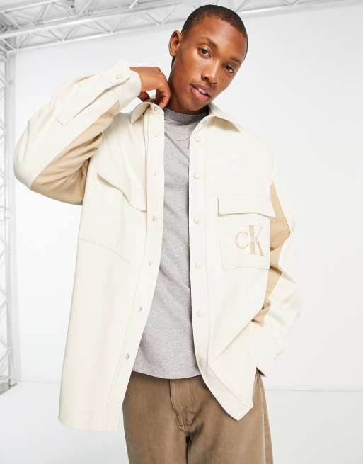 Calvin Klein Jeans – Stenfärgad overshirt med blockdetaljer och monogramlogga, endast hos ASOS