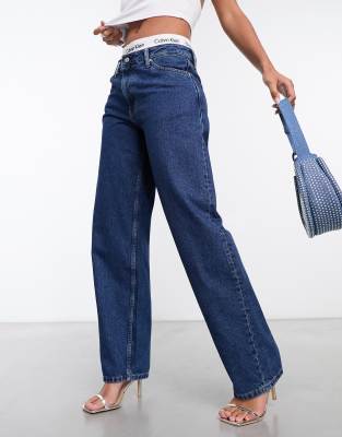 Calvin Klein Jeans - Straight Jeans im 90er-Stil in mittlerer Waschung-Blau