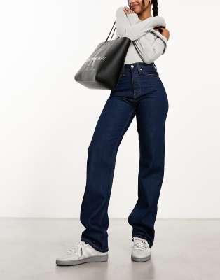 Calvin Klein Jeans - Straight Jeans in Rinse-Waschung mit hohem Bund-Blau