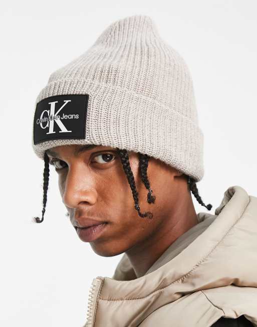 Calvin Klein Jeans – Strickmütze in Beige mit schwarz-weißem Logo 