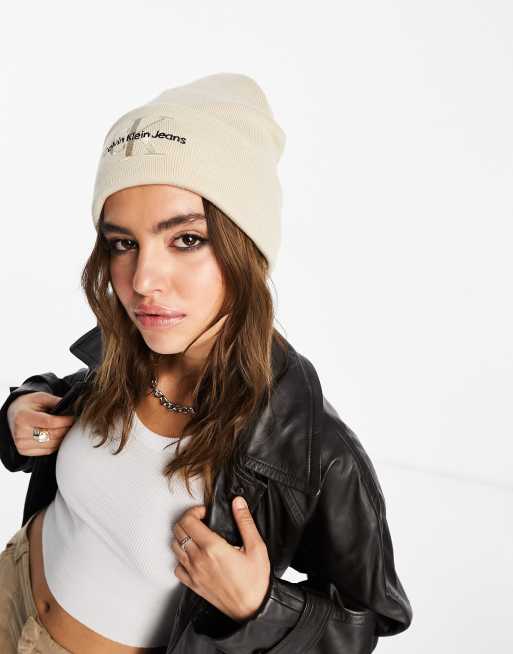 Calvin Klein Jeans – Strickmütze in Elfenbein mit gesticktem Monogramm-Logo