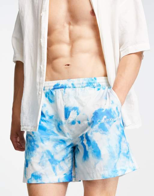 Calvin Klein Jeans – Summer Splash – Niebieskie szorty z tkaniny we wzór na całości, część zestawu