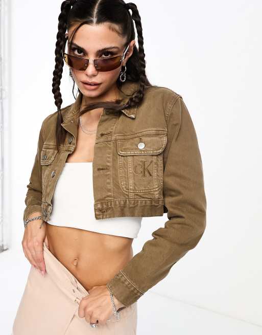 Calvin Klein Jeans – Superkurze Jeansjacke im 90er-Stil in Kamelbraun, Kombiteil
