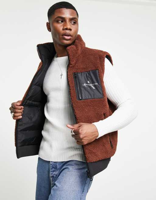 Calvin Klein Jeans – Svart/brun 4-i-1-jacka i vändbar design av polarfleece