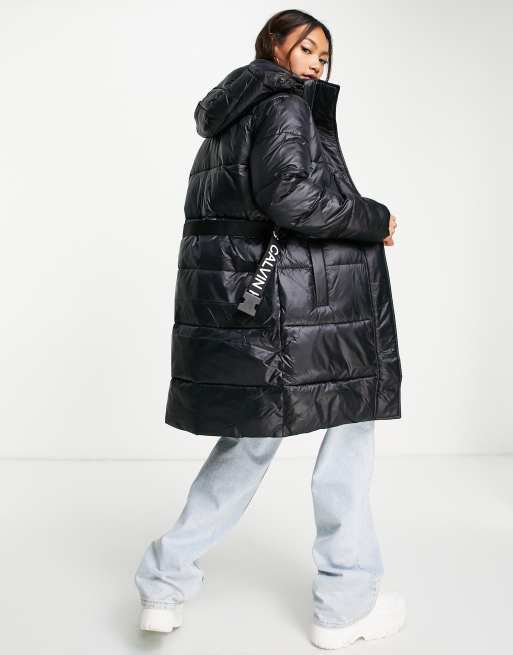 Calvin Klein Jeans – Svart, lång pufferjacka med skärp och logga, 2 av 4