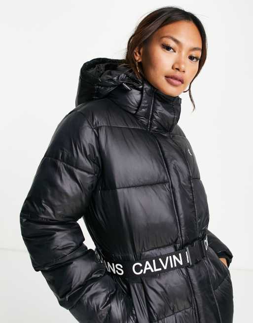 Calvin Klein Jeans – Svart, lång pufferjacka med skärp och logga, 3 av 4