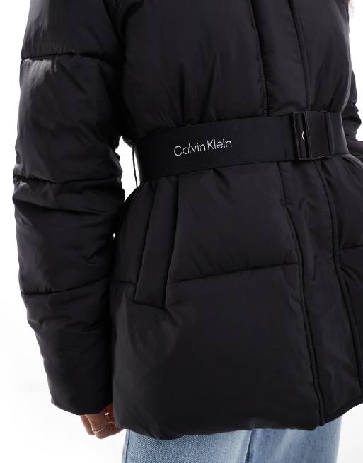 Calvin Klein Jeans – Svart pufferjacka med skärp och logga, 2 av 4