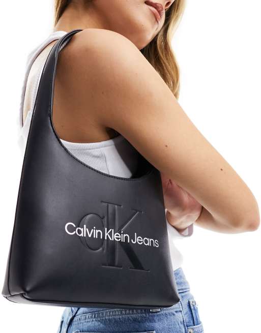 Calvin Klein Jeans – Svart, skulpterad och bågformad axelväska