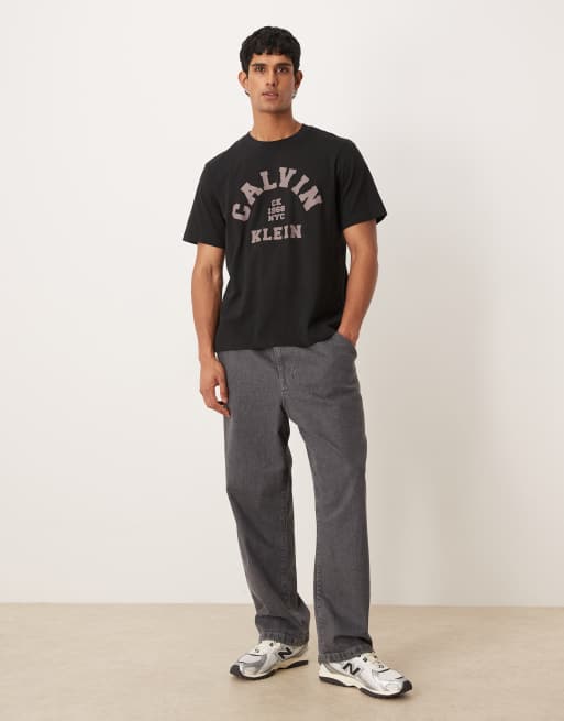 Calvin Klein Jeans – Svart t-shirt med collegetryck, 2 av 5