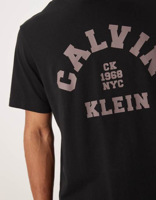 Calvin Klein Jeans – Svart t-shirt med collegetryck, 5 av 5