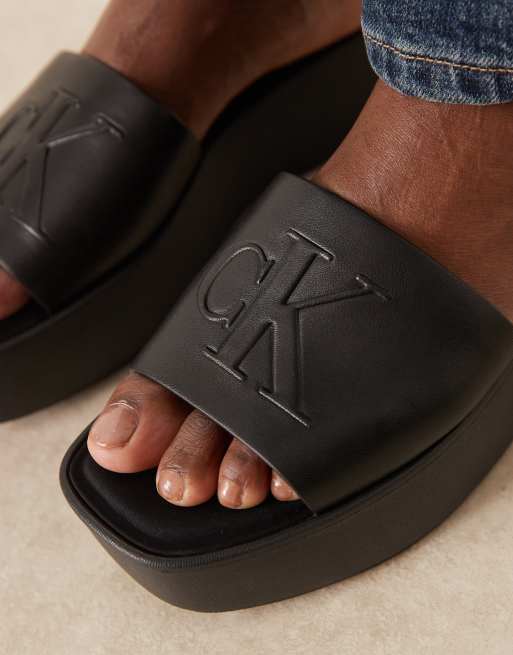Calvin Klein Jeans – Svarta flatform-sandaler i läder med monogram  , 2 av 4