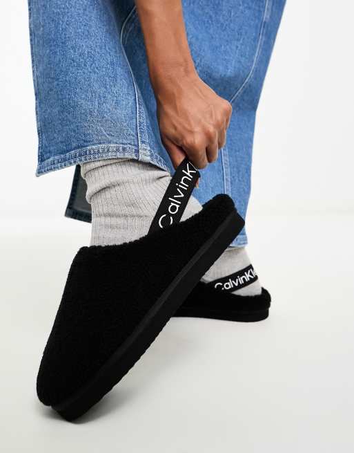 Calvin Klein Jeans – Svarta innetofflor i fårskinnsimitation