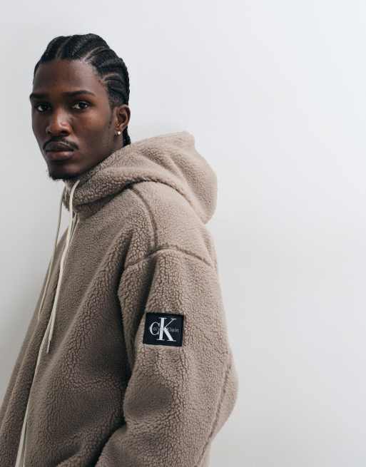 Calvin Klein Jeans sweat à capuche zippé à col cheminée sherpa avec badge marron clair, 2 de 5
