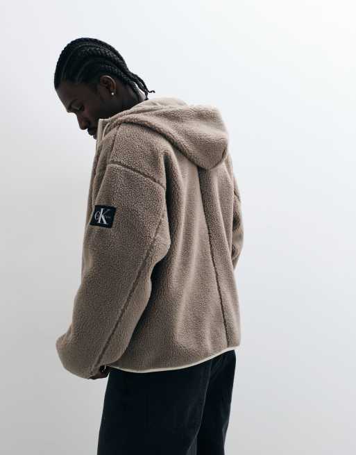 Calvin Klein Jeans sweat à capuche zippé à col cheminée sherpa avec badge marron clair, 4 de 5