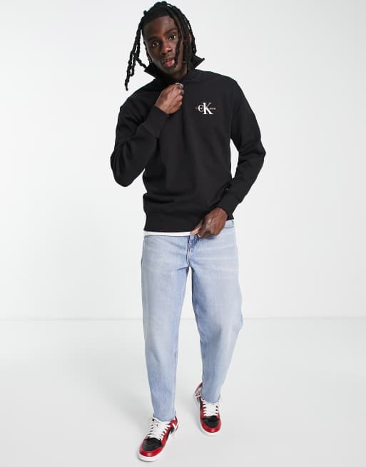 Calvin Klein Jeans – Sweatshirt in Schwarz mit Monogramm-Logo und kurzem Reißverschluss, 3 von 4