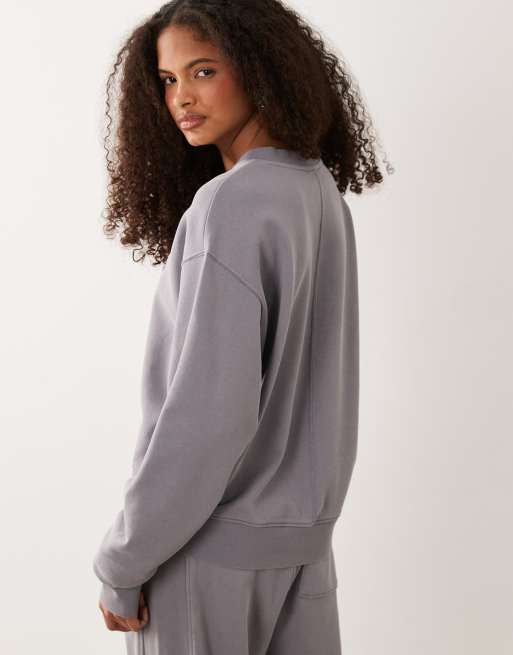 Calvin Klein Jeans Sweatshirt mit gewebtem Label, French Terry, langärmlig, mit V-Ausschnitt in Silber, 4 von 4