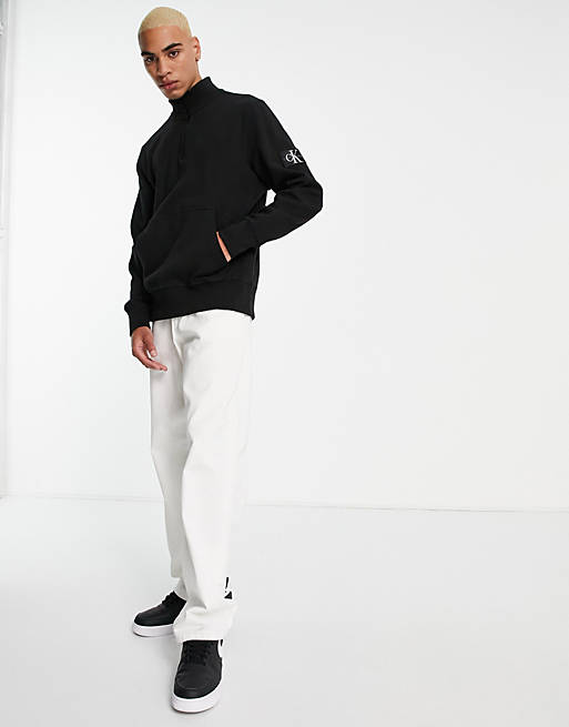 Calvin Klein Jeans – Sweatshirt mit strukturiertem Monogramm-Aufnäher und  kurzem Reißverschluss in Schwarz | ASOS