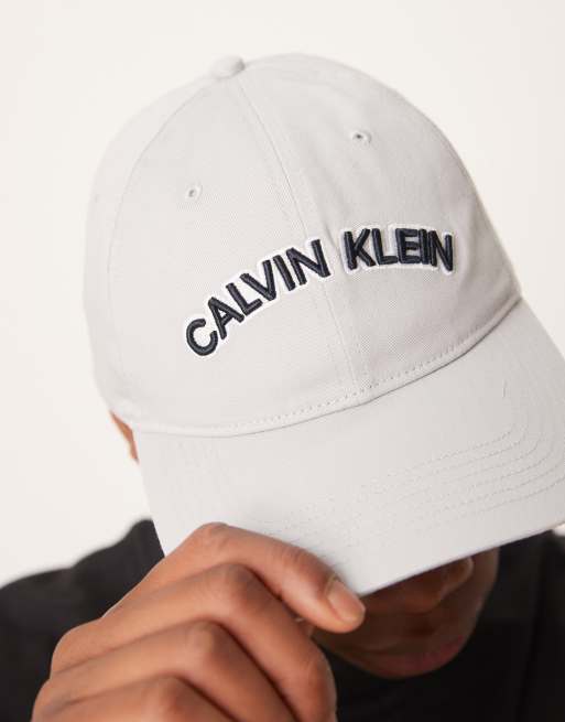 Calvin Klein Jeans – Szara czapka z daszkiem i logo w stylu varsity, 3 z 3