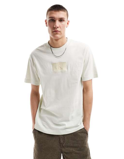 Calvin Klein Jeans – Szarobeżowy T-shirt z haftowaną naszywką