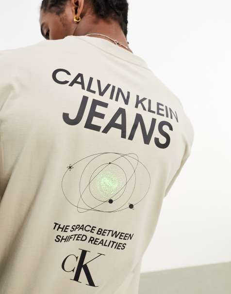 Calvin Klein Jeans – Szarobrązowy T-shirt o regularnym kroju z monogramem z logo - view 1