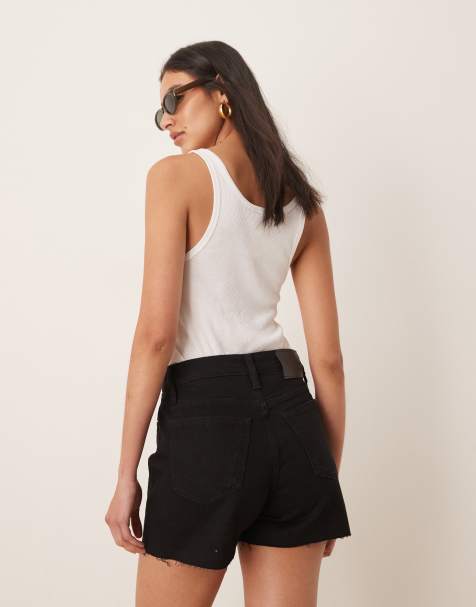 Calvin Klein Jeans – Szorty mom fit z surowo wykończonym dołem w spranym czarnym kolorze - view 1