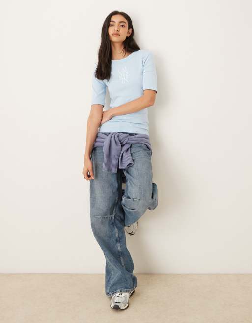 Calvin Klein Jeans - T-shirt a maniche corte azzurra a coste con logo, 3 di 4