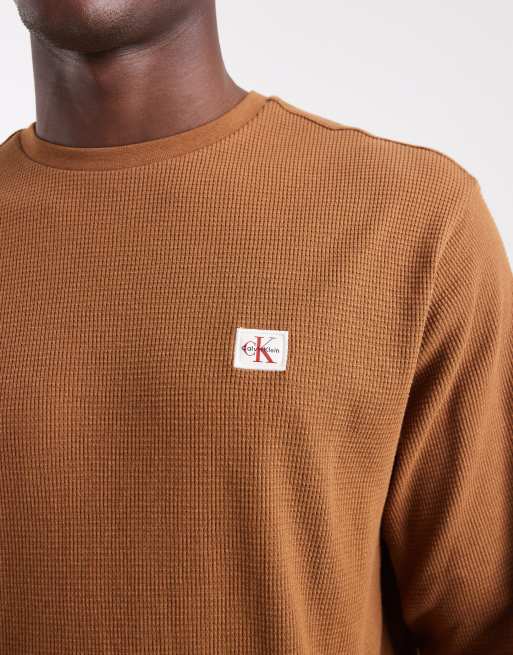 Calvin Klein Jeans - T-shirt a maniche lunghe marrone con logo a nido d'ape , 5 di 5