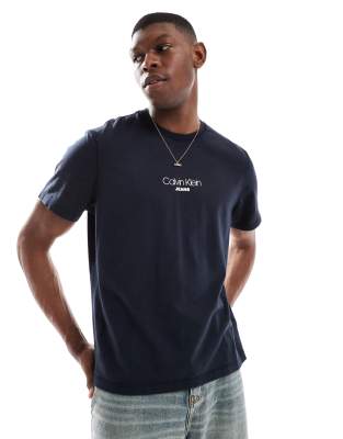 T-shirt avec petit logo au centre - Calvin Klein Jeans - Modalova