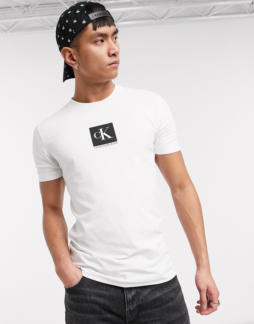 Calvin Klein Jeans - T-shirt bianca con logo piccolo sul petto-Bianco