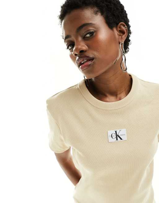 Calvin Klein Jeans - T-shirt color sabbia a coste con etichetta cucita del logo