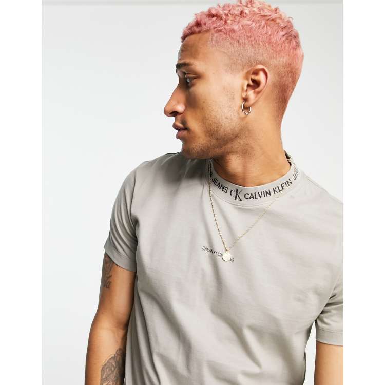 Calvin Klein Jeans T Shirt con fascia sul collo con logo colore pietra