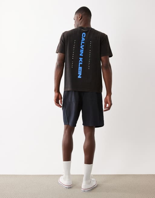 Calvin Klein Jeans T-shirt con stampa sul retro in nero slavato e blu, 3 di 5