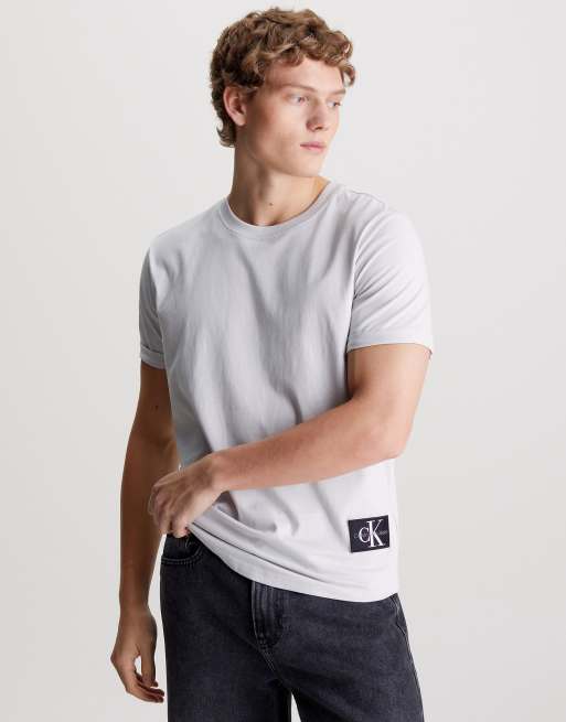 Calvin Klein Jeans - T-shirt en coton à écusson - Pierre de lune