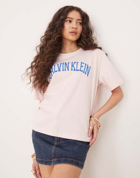 Calvin Klein Jeans – T-Shirt in Babyrosa mit College-Print - view 1