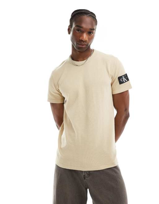 Calvin Klein Jeans – T-Shirt in Beige mit Logo-Aufnäher und Waffelstruktur