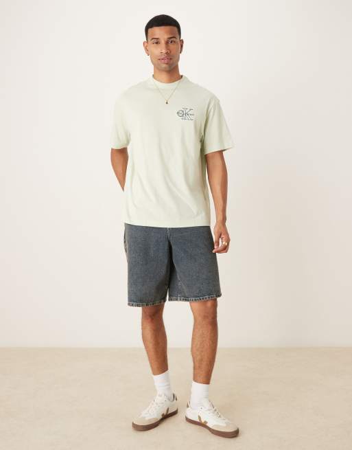 Calvin Klein Jeans – T-Shirt in blassem Khaki mit Monogramm-Logo auf der Brust, 2 von 4