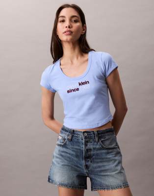 Calvin Klein Jeans - T-Shirt in Blau mit „1968"-Schriftzug