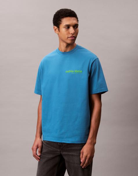 Calvin Klein Jeans – T-Shirt in Blau mit Logo auf der linken Brust - view 1