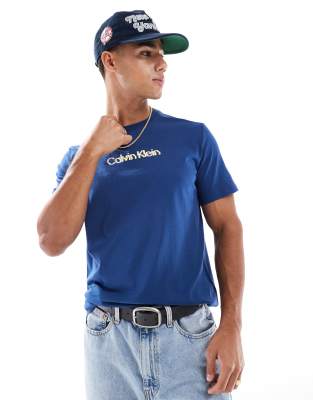 Calvin Klein Jeans – T-Shirt in Dunkelblau mit verzerrtem Logo - view 1