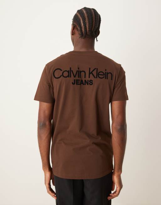 Calvin Klein Jeans – T-Shirt in Dunkelbraun mit Logoprint auf dem Rücken, exklusiv bei ASOS