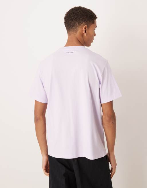 Calvin Klein Jeans – T-Shirt in Flieder mit Grafikprint, 3 von 5