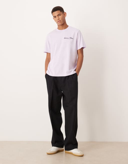 Calvin Klein Jeans – T-Shirt in Flieder mit Grafikprint, 4 von 5