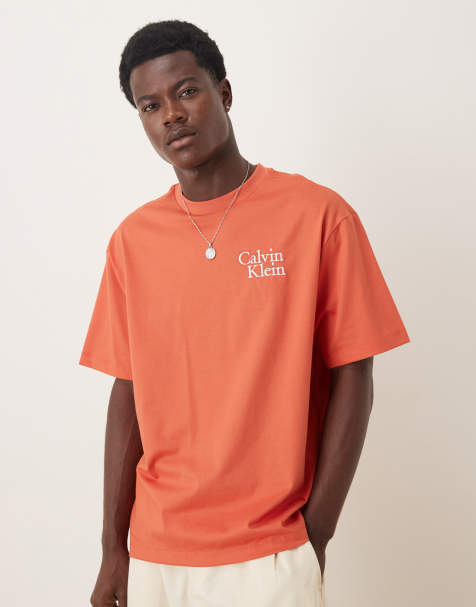 Calvin Klein Jeans – T-Shirt in gebranntem Orange mit Logo auf der Brust - view 1