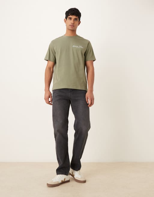 Calvin Klein Jeans – T-Shirt in Khaki mit Grafikprint, 2 von 5