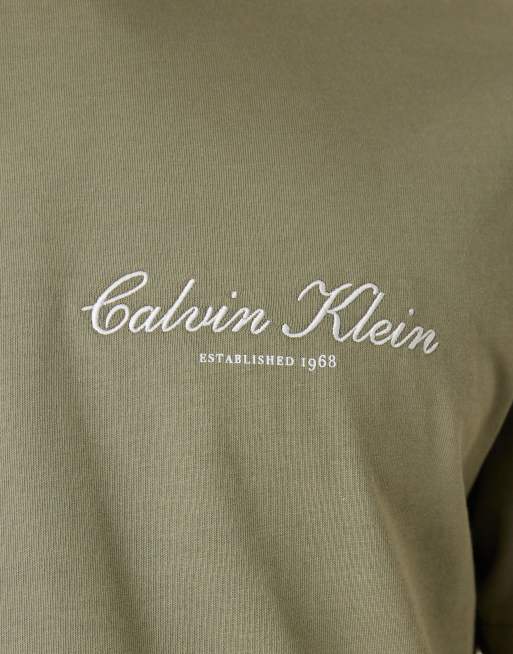 Calvin Klein Jeans – T-Shirt in Khaki mit Grafikprint, 5 von 5