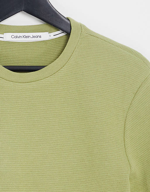 Calvin Klein Jeans – T-Shirt in Khaki mit Waffelstruktur und  Monogramm-Aufnäher | ASOS