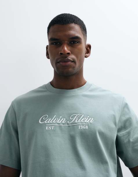 Calvin Klein Jeans – T-Shirt in Pistaziengrün mit mittigem Schriftzug - view 1