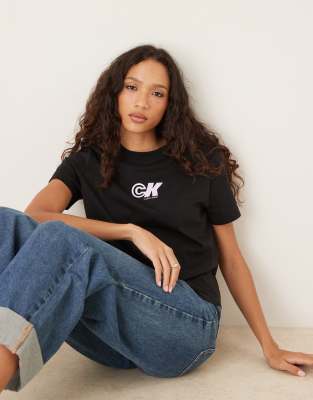 Calvin Klein Jeans - T-Shirt in Schwarz mit „CK"-Retro-Logo